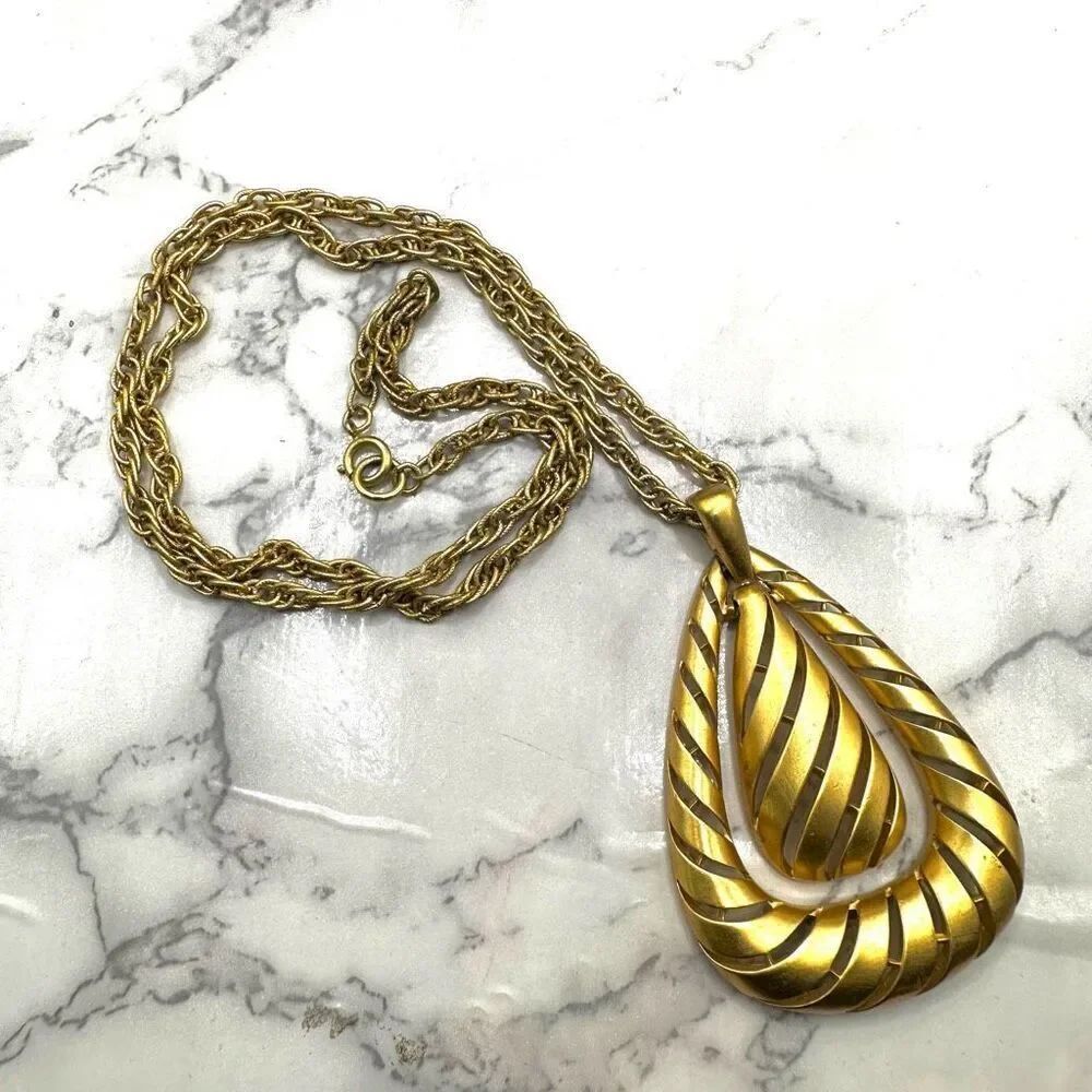 Vintage crown Trifari oval link pendant necklace